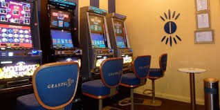 Antarmuka platform cuan169 menampilkan berbagai kategori permainan kasino, sportsbook, dan esports